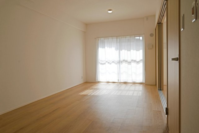 吹田ロイヤルマンションの居間・リビング|ダイニングテーブルやソファーを設置しても十分な広さとなっております。収納や家具の配置、インテリアコーディネートがしやすいです。