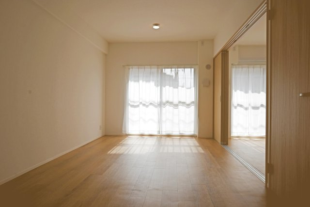 吹田ロイヤルマンションの居間・リビング|ダイニングからリビングに向かって撮影した内観写真です。