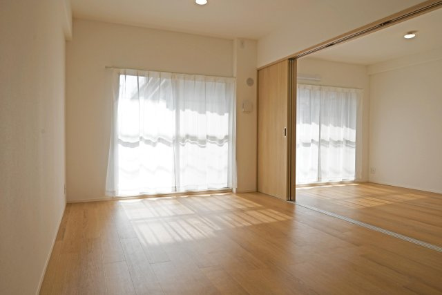 吹田ロイヤルマンションのダイニング| 間口いっぱいの大きな窓から陽ざしが入り明るいLDK空間です。