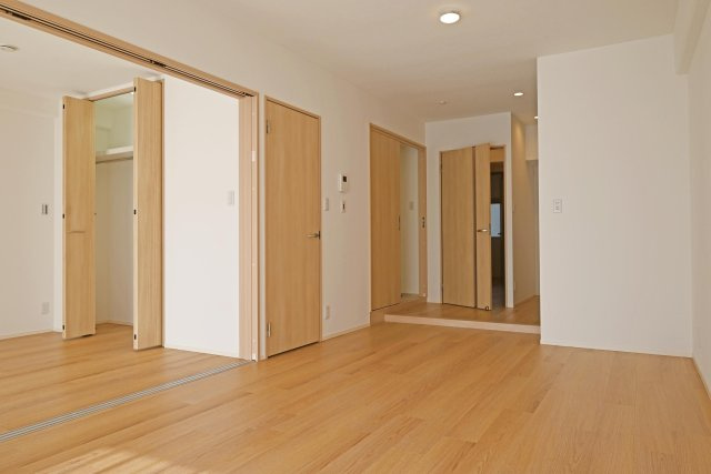 吹田ロイヤルマンションの居間・リビング|ご家族みんなで寛げるLDKの空間。 リフォームの際にクロス・フローリング張替済の為、室内大変美麗です。 ぜひ一度、ご内覧ください。