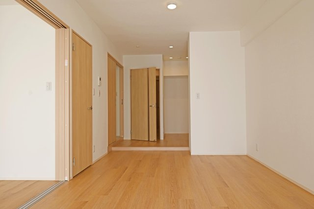 吹田ロイヤルマンションの居間・リビング|バルコニーに面しているため、日当たり通風良好です。