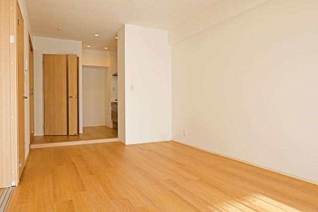 吹田ロイヤルマンションの居間・リビング|ご家族みんなで寛げるLDKの空間。 リフォームの際にクロス・フローリング張替済の為、室内大変美麗です。 ぜひ一度、ご内覧ください。