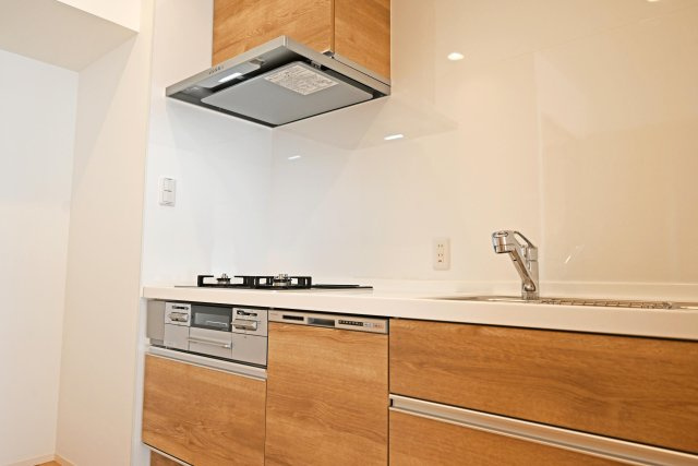 吹田ロイヤルマンションのキッチン|視界は広く、ご家族間やご来訪者とのコミュニケーションも一体的に取り易くなっております。