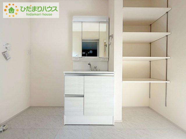 日立市相田町5期　新築戸建の独立洗面台|三面鏡の大きな鏡は憧れます(^^♪ 鏡の後ろは収納となっていて、細かいものでも収納できるのでスッキリと整理できます！