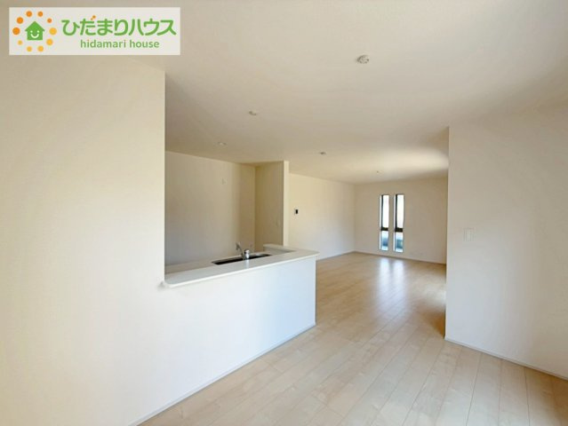 日立市相田町5期　新築戸建の居間・リビング|お子様が元気に遊べる広々としたリビングです。