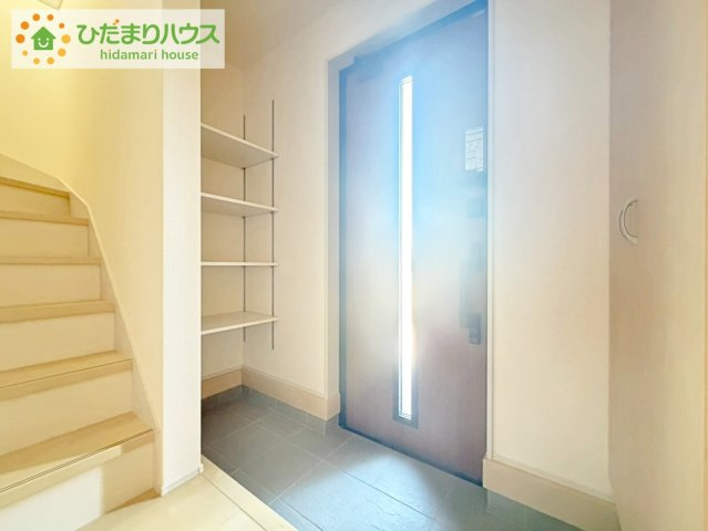 日立市相田町5期　新築戸建の玄関|スニーカーマニアも納得の天井まであるシューズボックス!(^^)!