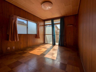 高知市十津　中古一戸建ての洋室|バルコニーに面した明るい洋室です☆