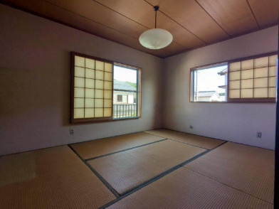 高知市十津　中古一戸建ての和室|2面に窓があるので風通し◎