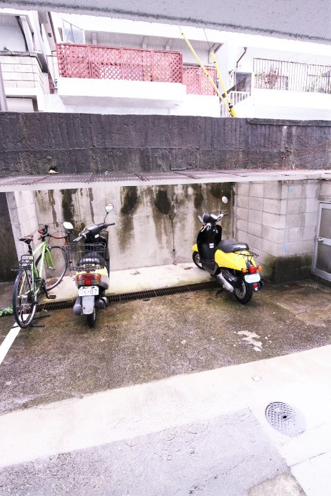 ブルーハイツ塩屋の駐車場