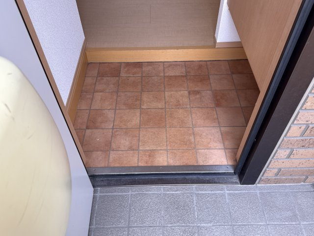 オークスコート西新在家　A棟の玄関