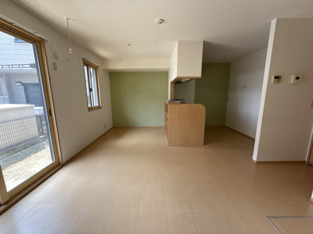 オークスコート西新在家　A棟の居間・リビング