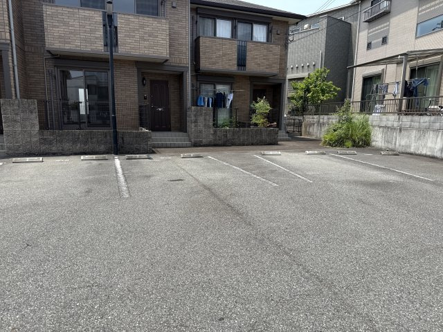 オークスコート西新在家　A棟の駐車場