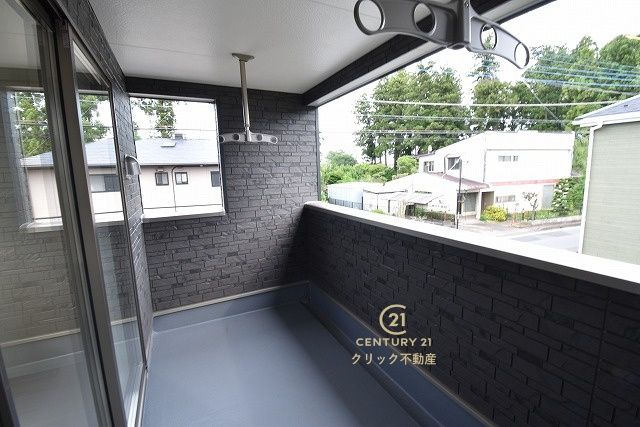 Cradlegarden　 那珂市瓜連　第14　6のバルコニー|インナーバルコニーは洗濯物外干し派の強い味方！天気が変わりやすい季節の外出も安心です。外出が難しい日に出るだけでも気分転換になる、嬉しいスペースです。