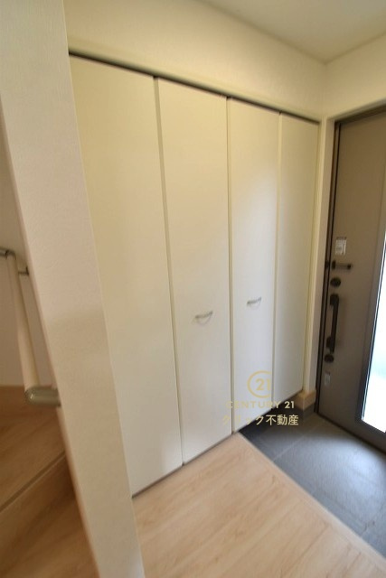 Cradlegarden　 那珂市瓜連　第14　6の玄関|玄関収納の扉の中は可動棚ですので、用途に合わせて高さを自由に変えることができます。