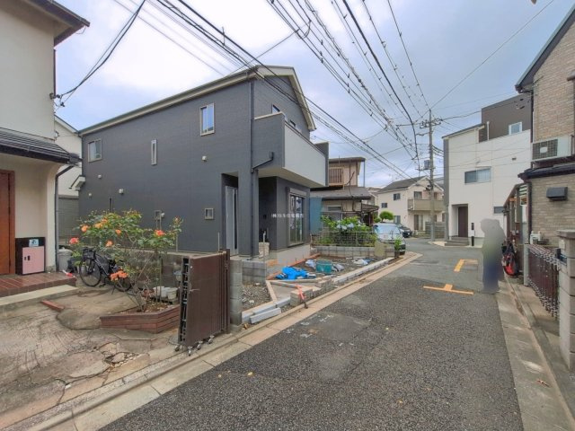 富士見市鶴瀬西３丁目の新築一戸建の前面道路含む現地写真|南東側約4mの前面道路です。
小学校、保育所、公園が近く子育てに優しい住環境です。
