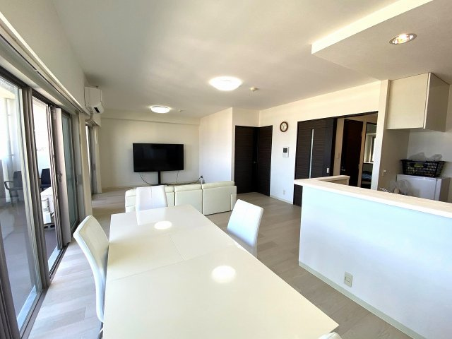 プレミスト宜野湾グランレーベルの居間・リビング|宜野湾市伊佐｜海が見える分譲賃貸｜アイランドリゾート沖縄