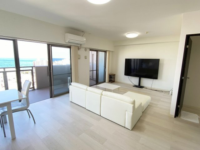 プレミスト宜野湾グランレーベルの居間・リビング|宜野湾市伊佐｜海が見える分譲賃貸｜アイランドリゾート沖縄