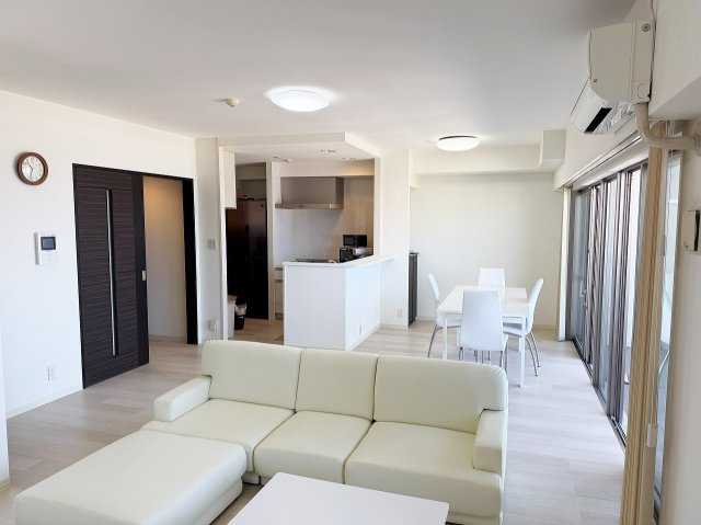 プレミスト宜野湾グランレーベルの居間・リビング|宜野湾市伊佐｜海が見える分譲賃貸｜アイランドリゾート沖縄