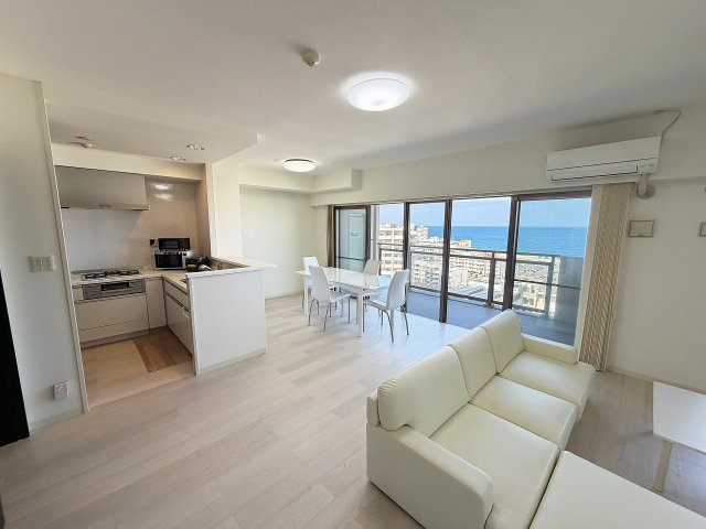 プレミスト宜野湾グランレーベルの居間・リビング|宜野湾市伊佐｜海が見える分譲賃貸｜アイランドリゾート沖縄