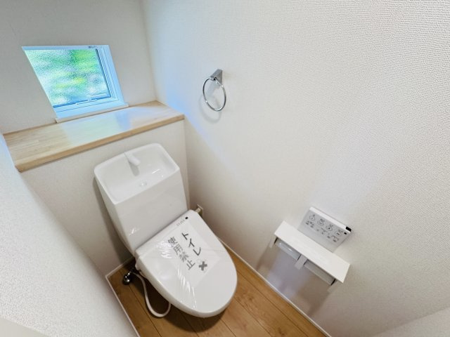 松戸市根木内新築戸建【根木内小学校：10分】のトイレ|温水洗浄暖房便座つきトイレ