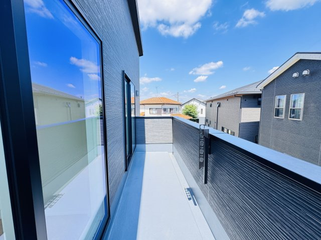 松戸市根木内新築戸建【根木内小学校：10分】のバルコニー|南向きワイドバルコニー・日当たり良好♪