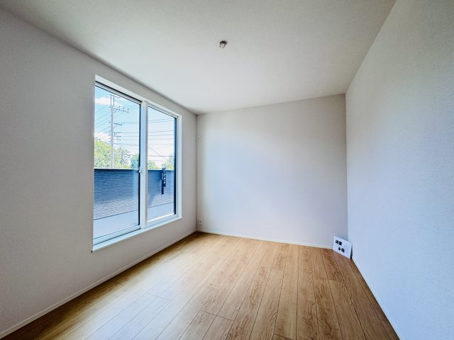 松戸市根木内新築戸建【根木内小学校：10分】の子供部屋|6帖洋室・南側バルコニー前の明るいお部屋です♪