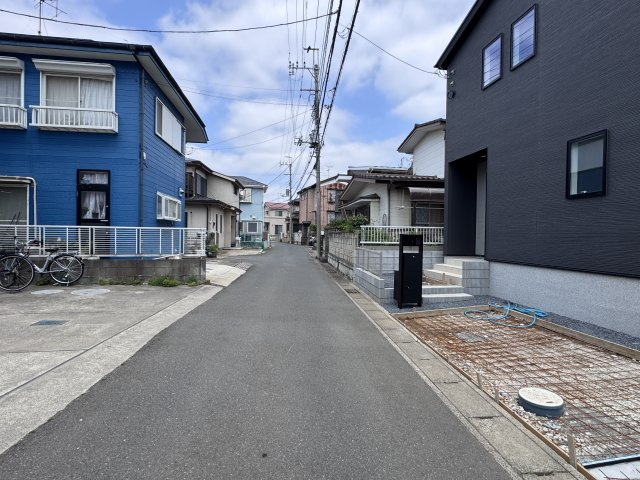松戸市根木内新築戸建【根木内小学校：10分】の前面道路含む現地写真|西側前面道路