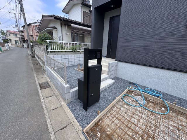 松戸市根木内１期の防犯設備|インターホン・宅配ボックス完備