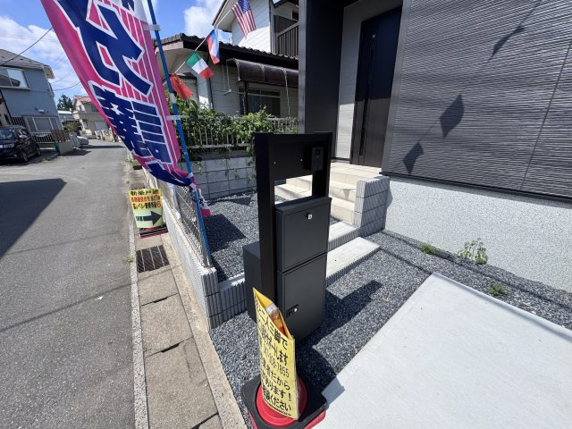 松戸市根木内新築戸建【根木内小学校：10分】の防犯設備|インターホン・宅配ボックス完備