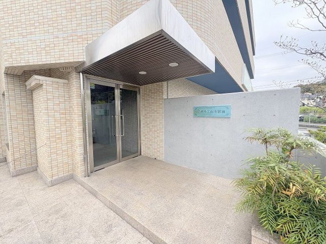 アザリア山本駅前のエントランス|ゆとりのあるエントランスです