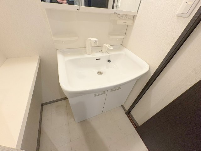 アザリア山本駅前の洗面所|スペースが確保できる洗面所です