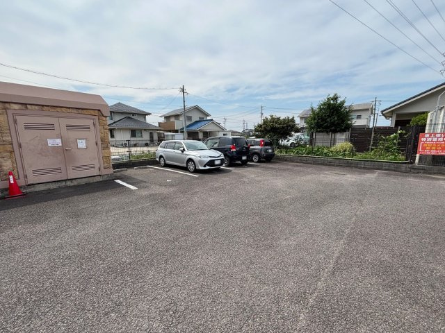シャトレ愛松稲沢Ⅴの駐車場