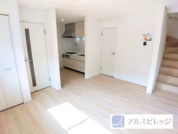 新築/新座市片山２丁目の居間・リビング|暖かみのある一室