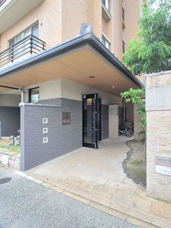 福岡市博多区住吉３丁目の賃貸マンションのエントランス