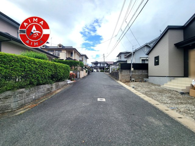 糟屋郡宇美町四王寺坂2丁目第1-1棟（1号棟）の外観|前面道路含む現地の写真です。