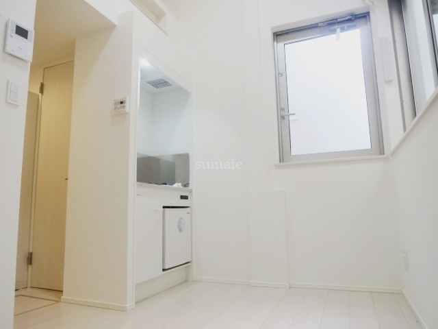 MIURAーⅢの居間・リビング|大きめの窓があり明るい居室です！