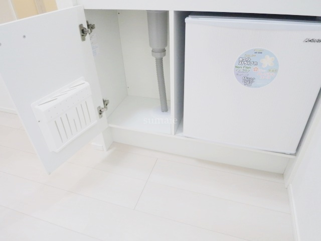 MIURAーⅢのキッチン|キッチン下の収納と備え付けのミニ冷蔵庫です！