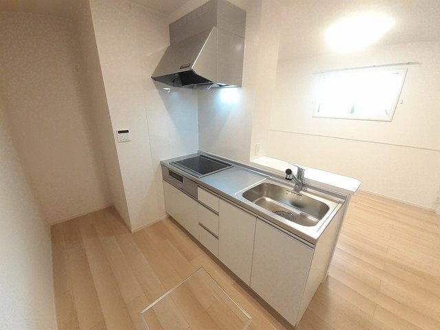 カーサ・イリーデⅡのキッチン|リビングを見渡せる人気の対面式キッチンです。