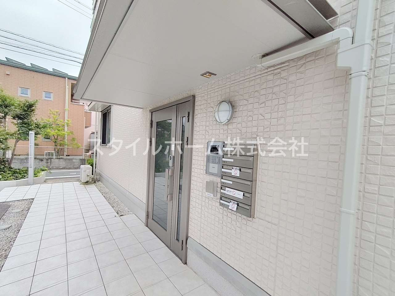 レジデンス芦原B棟のエントランス