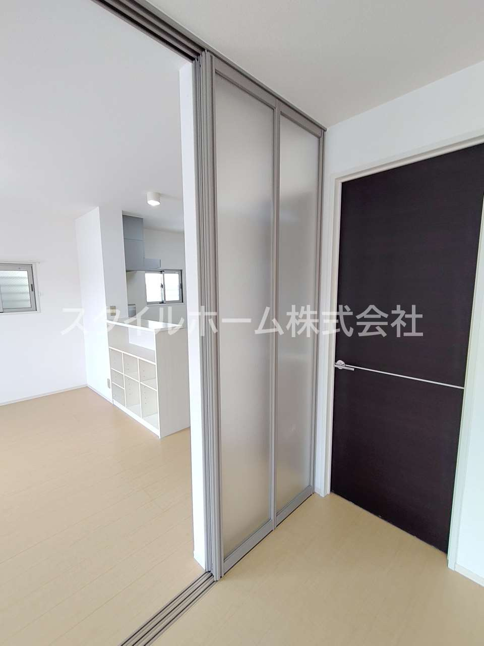 レジデンス芦原B棟の居間・リビング|別部屋写真です。