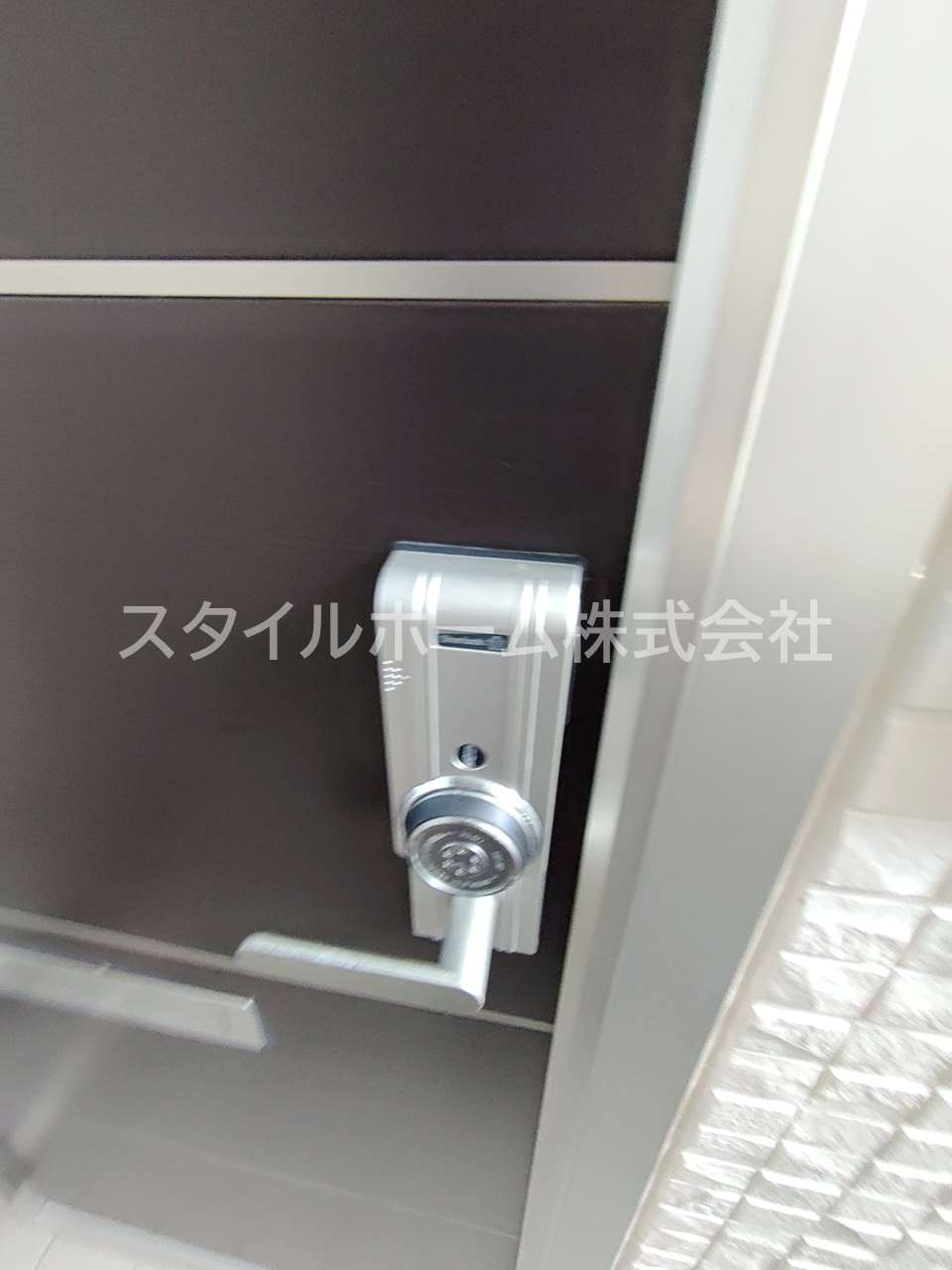 レジデンス芦原B棟の玄関|別部屋写真です。