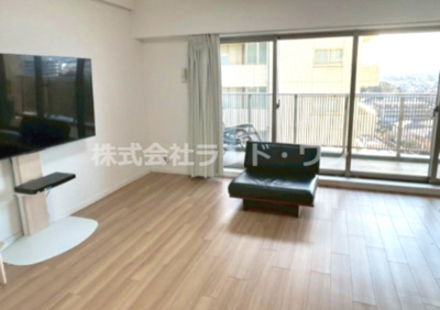 【居間・リビング】 | マストレジデンス狭山 | バルコニーに面した陽当たりの良いリビングです