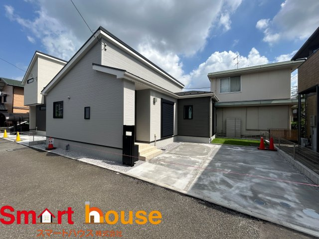 大和市福田　全2棟の外観|外壁が周囲の街並みと青空に生えるお洒落な仕上がり！周囲には高い建物のないエリア。青い空が大きく感じますね。