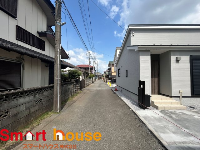 大和市福田　全2棟の前面道路含む現地写真|お住まいの前面道路が広いと駐車が楽になり、陽当たりも遮られないので明るく居心地の良いお家になります♪