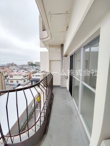 大羽マンションのバルコニー|開放的で明るい空間を演出してくれるバルコニーです