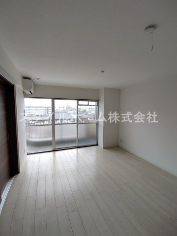 大羽マンションの居間・リビング|別部屋写真です。