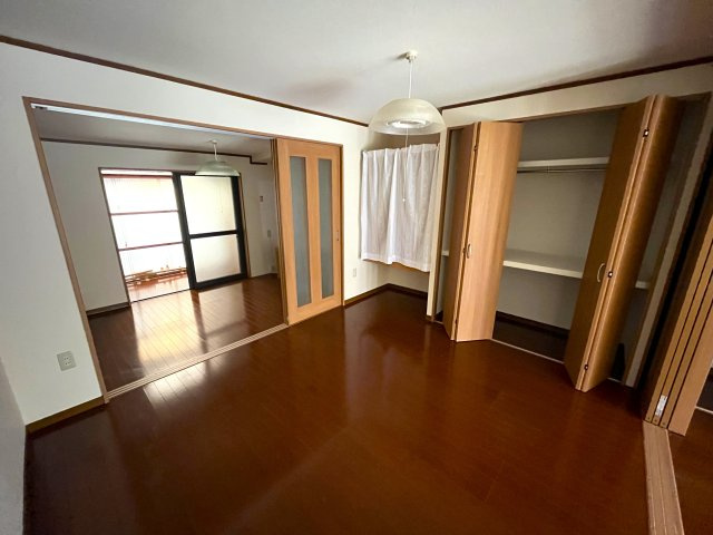 大江アパートの洋室