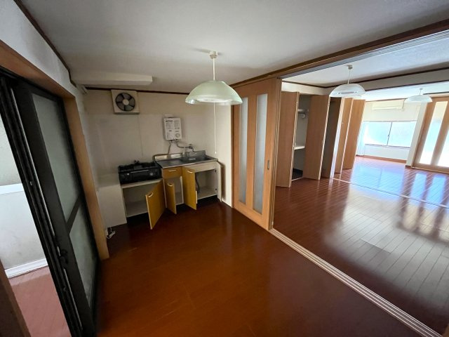 大江アパートの洋室