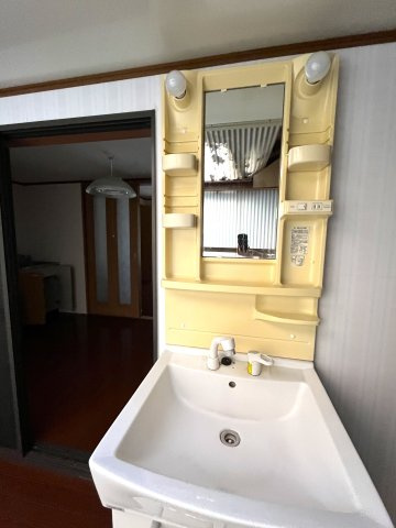 大江アパートの洗面所