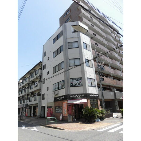 ワールドフラッグ金山の外観